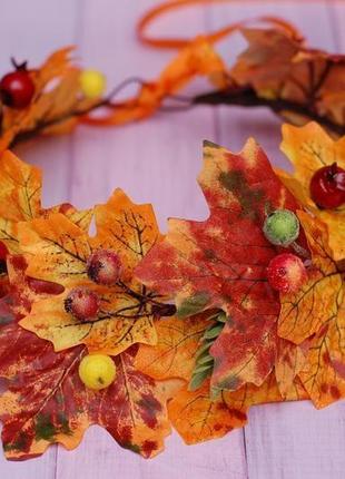Яскравий осінній вінок вінок з листя, хмелю та шипшини1 фото