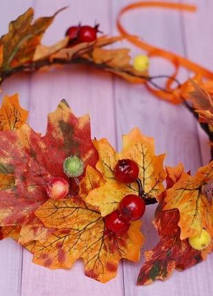 Яркий осенний венок веночек из листьев, хмеля и шиповника3 фото