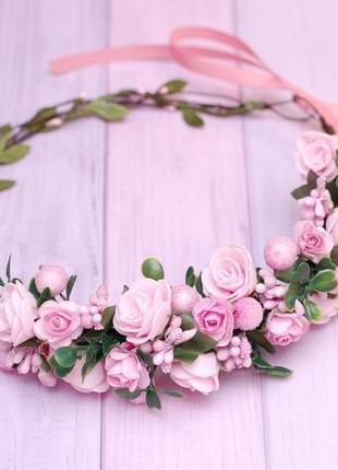 Нежный розовый асимметричный веночек с цветами и зеленью2 фото