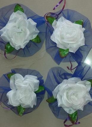 Свадебное украшение на машину: лента и цветы на ручки (сине-белое)4 фото