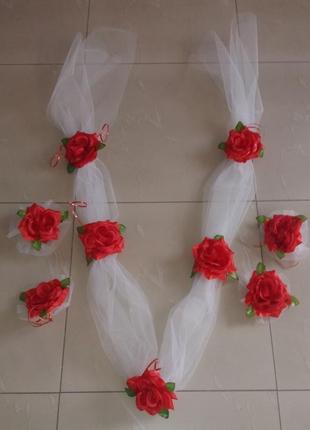 Свадебное украшение на машину: лента и цветы на ручки (бело-красное)