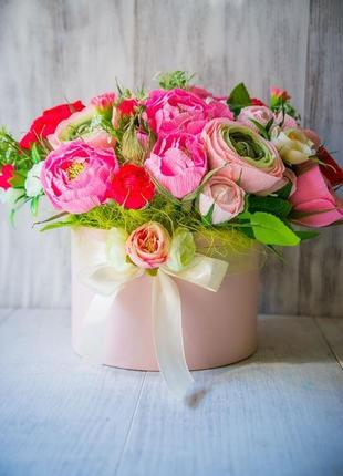 Капелюшна коробка з квітами в стилі прованс