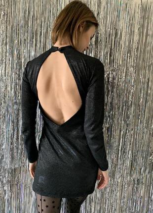 Маленькое черное платье с открытой спиной2 фото