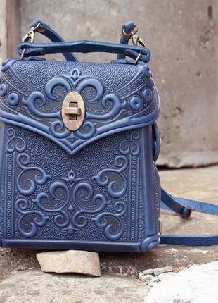 Маленька авторська сумочка-рюкзак шкіряна синя з орнаментом бохо