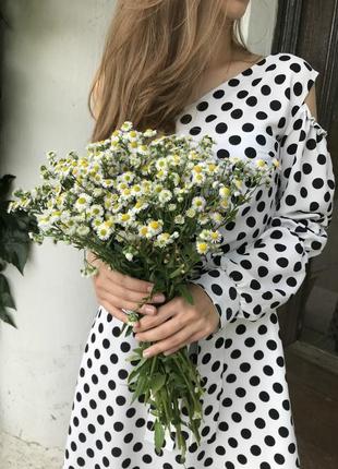 Белое платье-миди в горошек на одно плечо, платье в черно-белый горошек, платье с пышнымирукавам