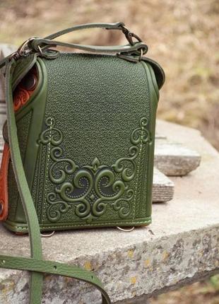 Маленькая авторская сумочка-рюкзак кожаная оливково-рыжая с орнаментом бохо3 фото