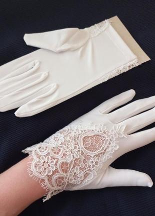 Короткі весільні рукавички нареченої з пальцями (п-п-36) білі3 фото