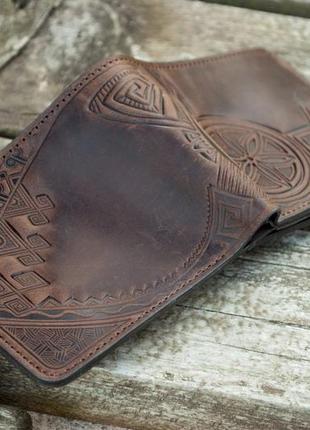 Чоловічий шкіряний гаманець коричневий з тисненням культ предків5 фото