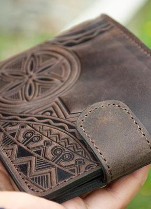 Чоловічий шкіряний гаманець коричневий з тисненням культ предків4 фото