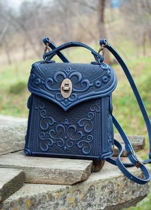 Авторська шкіряна сумочка-рюкзак з тисненням орнаментом темно-синя