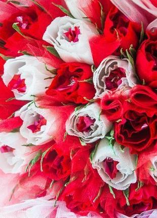 Букет з цукерок білі і червоні троянди2 фото