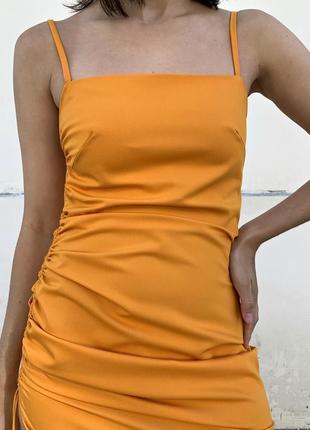 Оранжевое платье миди на тонких бретелях с драпировкой и разрезом.2 фото