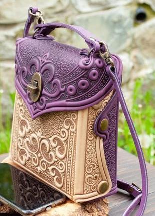 Маленькая авторская сумочка-рюкзак кожаная сиреневая с бежевым с орнаментом бохо7 фото