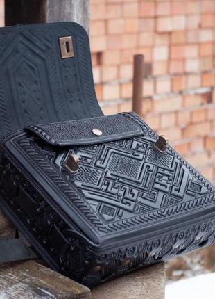 Долговечная кожаная сумка портфель с тиснением черная, подходит под планшет, тетрадь6 фото