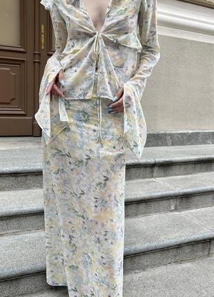 Жіночий весняно-літній костюм шифону, максі-спідниця і блузка з воланами.7 фото