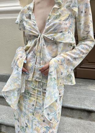 Жіночий весняно-літній костюм шифону, максі-спідниця і блузка з воланами.8 фото