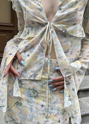 Жіночий весняно-літній костюм шифону, максі-спідниця і блузка з воланами.6 фото