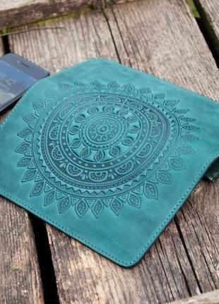 Зручний довгий шкіряний гаманець жіночий з орнаментом тиснення темно-бірюзовий3 фото