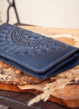 Зручний довгий шкіряний гаманець жіночий з орнаментом тиснення темно-синій3 фото