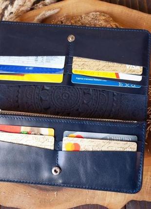 Зручний довгий шкіряний гаманець жіночий з орнаментом тиснення темно-синій4 фото