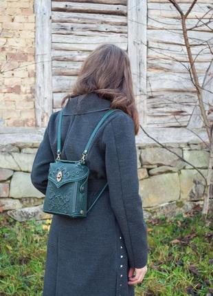 Маленькая сумочка-рюкзак кожаная серо-зеленая с орнаментом бохо8 фото