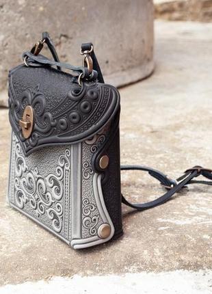 Маленька авторська сумочка-рюкзак шкіряна сіро-чорна з орнаментом бохо6 фото