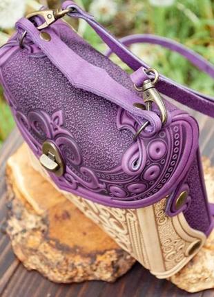 Маленькая сумочка-рюкзак кожаная бежево-фиолетовая с орнаментом бохо4 фото