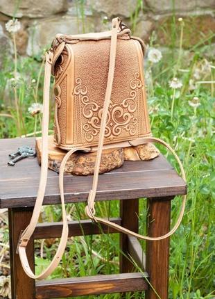 Маленькая сумочка-рюкзак кожаная бежевая с орнаментом бохо7 фото