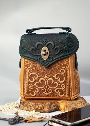 Маленькая сумочка-рюкзак кожаная песочно-зеленая с орнаментом бохо
