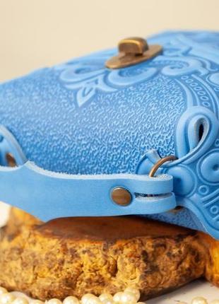 Маленька авторська сумочка-рюкзак шкіряна блакитна з орнаментом бохо3 фото