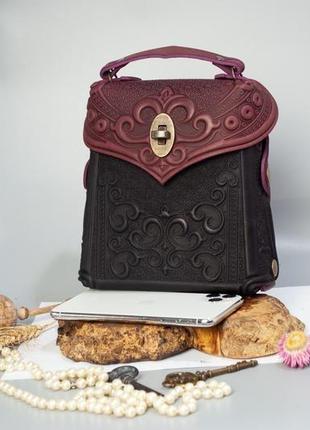 Маленька авторська сумочка-рюкзак шкіряна бордово-чорна з орнаментом бохо