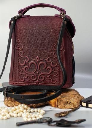 Маленька авторська сумочка-рюкзак шкіряна бордово-чорна з орнаментом бохо2 фото