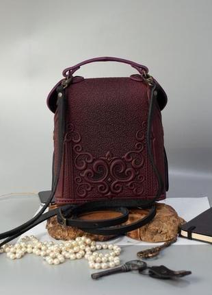 Маленькая сумочка-рюкзак кожаная бордово-черная с орнаментом бохо4 фото