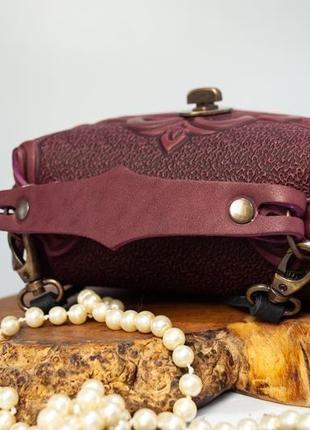 Маленькая сумочка-рюкзак кожаная бордово-черная с орнаментом бохо5 фото