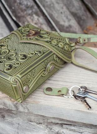 Маленька авторська сумочка-рюкзак шкіряна оливкова з орнаментом бохо7 фото