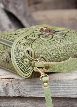 Маленька авторська сумочка-рюкзак шкіряна оливкова з орнаментом бохо5 фото