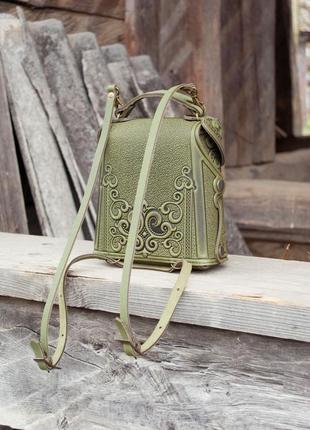 Маленька авторська сумочка-рюкзак шкіряна оливкова з орнаментом бохо6 фото