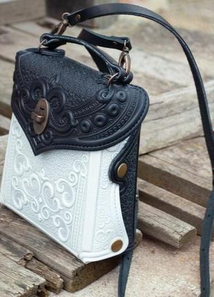 Маленька авторська сумочка-рюкзак шкіряна чорно-біла з орнаментом бохо7 фото
