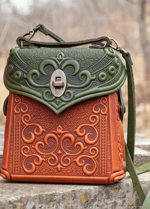 Маленька авторська сумочка-рюкзак шкіряна рижо-зелена з орнаментом бохо1 фото