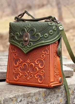Маленька авторська сумочка-рюкзак шкіряна рижо-зелена з орнаментом бохо5 фото