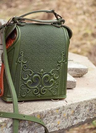 Маленькая сумочка-рюкзак кожаная рыжо-зеленая с орнаментом бохо6 фото
