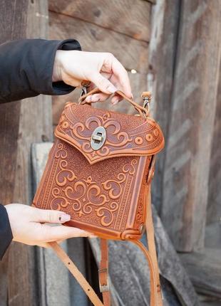 Маленькая сумочка-рюкзак кожаная рыжая с орнаментом бохо1 фото