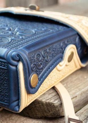 Маленькая сумочка-рюкзак кожаная бежево-синяя с орнаментом бохо3 фото