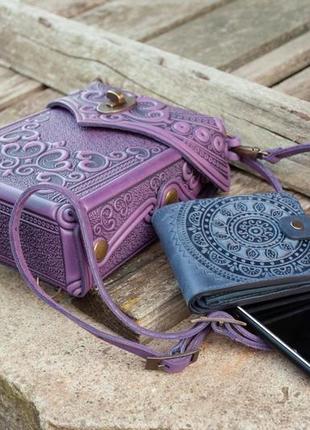 Маленька авторська сумочка-рюкзак шкіряна фіолетова з орнаментом бохо3 фото