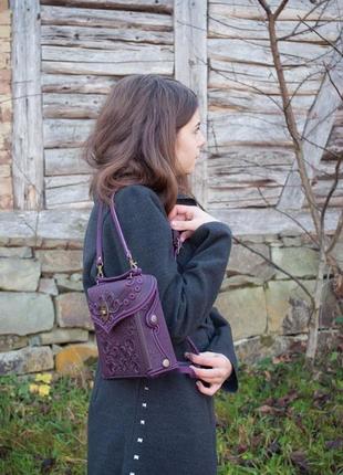Маленька авторська сумочка-рюкзак шкіряна рижо-коричнева з орнаментом бохо7 фото