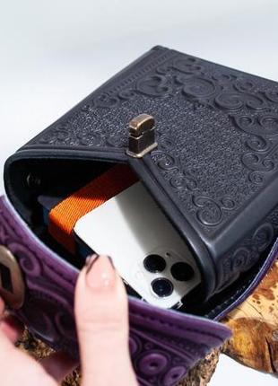 Маленька авторська сумочка-рюкзак шкіряна чорно-фіолетова з орнаментом бохо8 фото