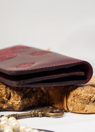Зручний довгий шкіряний гаманець жіночий з орнаментом тиснення бордовий7 фото