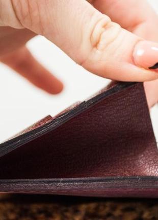 Зручний довгий шкіряний гаманець жіночий з орнаментом тиснення бордовий5 фото