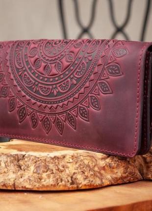 Зручний довгий шкіряний гаманець жіночий з орнаментом тиснення бордовий4 фото