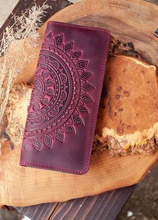 Зручний довгий шкіряний гаманець жіночий з орнаментом тиснення бордовий5 фото
